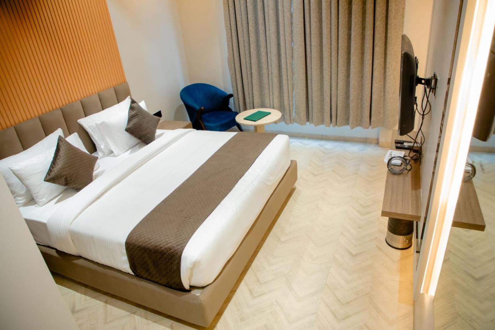 Отель Narayani Executive Tuljapur Экстерьер фото
