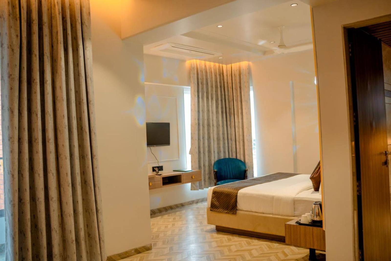 Отель Narayani Executive Tuljapur Экстерьер фото